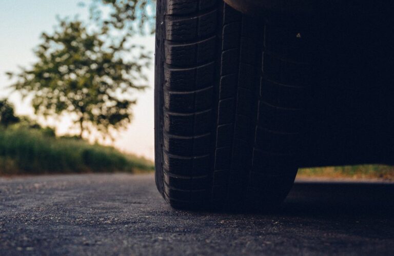 Este-verano-no-te-olvides-de-revisar-los-neumaticos-de-tu-coche